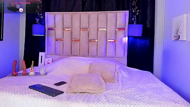 Megan Do Santos online show from October 13, 2025, 8:20 pm