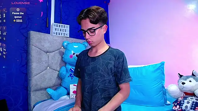 OwenBluee online show from December 3, 2024, 9:44 am