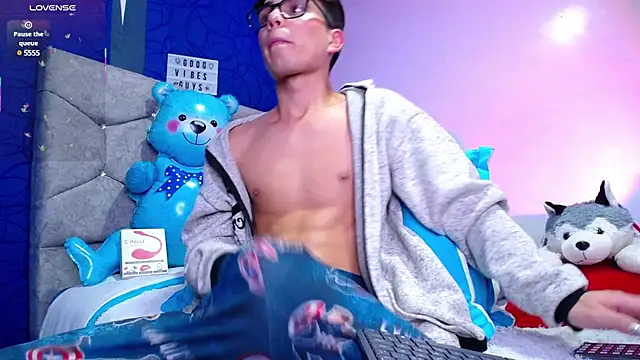 OwenBluee online show from March 3, 2025, 12:58 pm