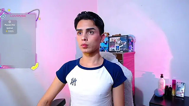 OwenBluee online show from November 22, 2025, 5:39 am