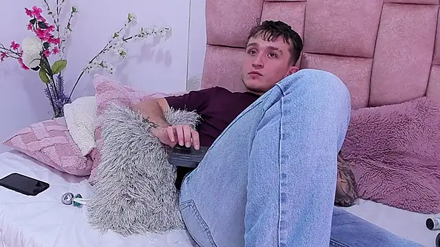 Dylanwhite23  online show from February 23, 2025, 10:39 am