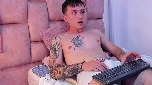 Dylanwhite23  online show from March 23, 2025, 4:16 am