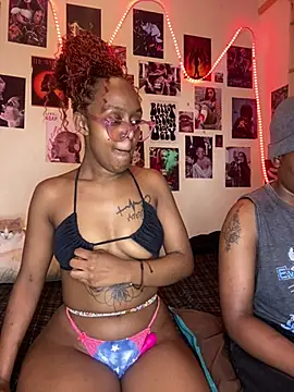 Snapshot of naughtybitches5 chatting on December 6, 2024, 5:42 am naughtybitches5 online show from December 6, 2024, 5:42 am