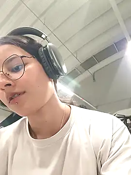 Snapshot of _vaness chatting on December 21, 2024, 6:19 am  vaness online show from December 21, 2024, 6:19 am