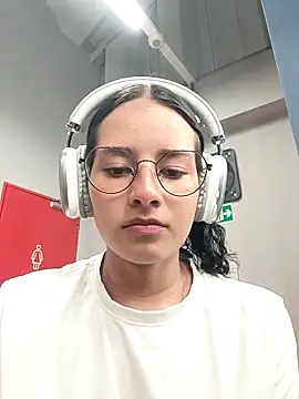 Snapshot of _vaness chatting on March 4, 2025, 5:32 am  vaness online show from March 4, 2025, 5:32 am