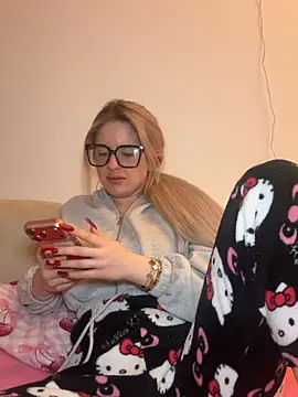 Holly-Glamour online show from February 7, 2026, 4:11 pm