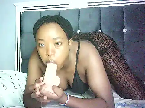 Cryaluna online show from May 8, 2026, 4:07 am