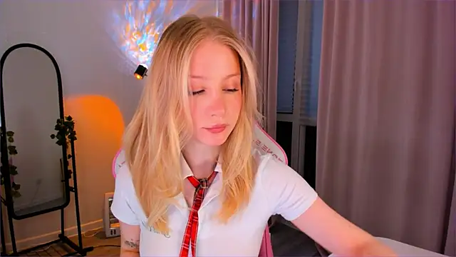 Eva Davi online show from March 28, 2026, 3:06 am