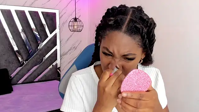 Queen perla  online show from October 25, 2025, 12:23 pm