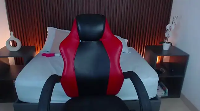 lizowenn  online show from February 24, 2025, 3:42 pm