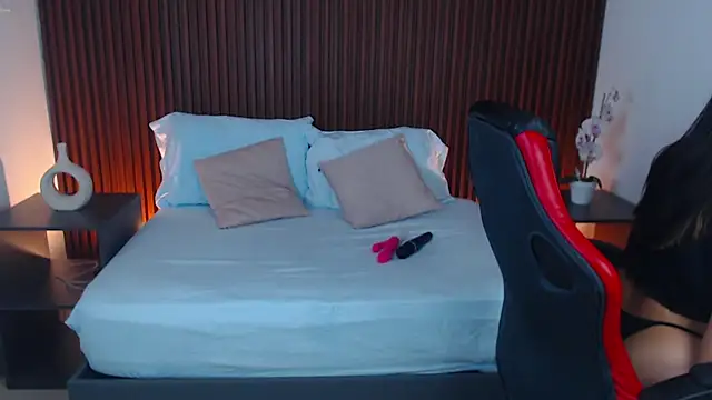 lizowenn  online show from February 25, 2025, 12:45 pm