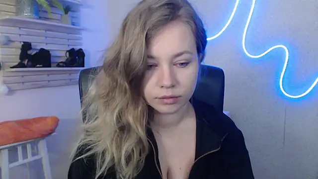 holly xglam online show from February 7, 2025, 1:25 am