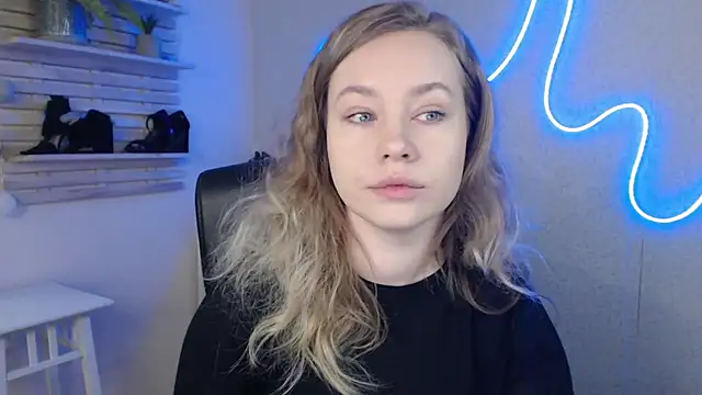 holly xglam online show from February 11, 2025, 1:31 am