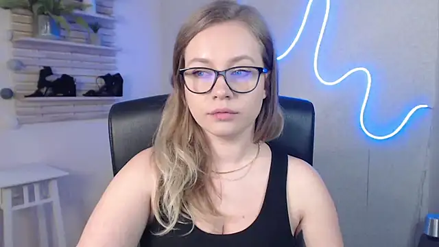 holly xglam online show from March 10, 2025, 3:23 am