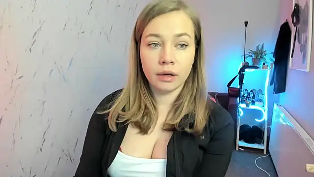 holly xglam online show from February 14, 2026, 8:27 pm