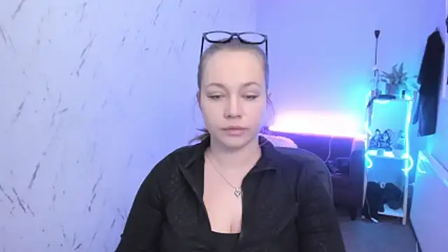 holly xglam online show from April 14, 2026, 5:19 pm