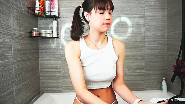 Snapshot of MaylienLove chatting on October 4, 2025, 6:33 am MaylienLove online show from October 4, 2025, 6:33 am