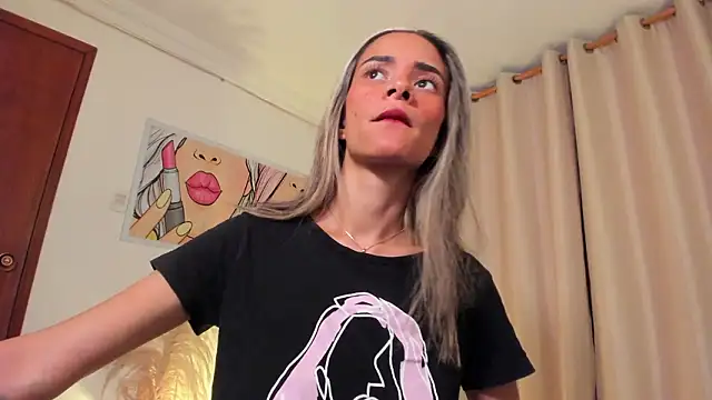 Snapshot of SkiinnyAna chatting on February 1, 2026, 7:34 pm SkiinnyAna online show from February 1, 2026, 7:34 pm