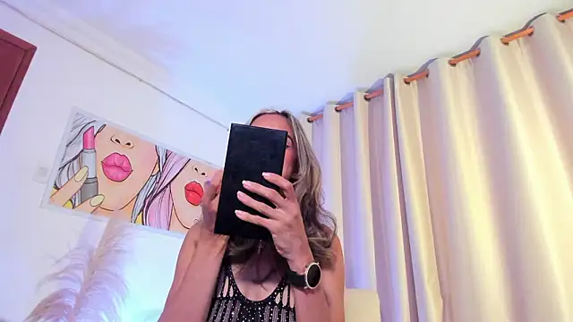 Snapshot of SkiinnyAna chatting on February 5, 2026, 7:40 pm SkiinnyAna online show from February 5, 2026, 7:40 pm