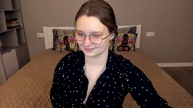 MagicPeachh  online show from November 25, 2025, 6:46 am