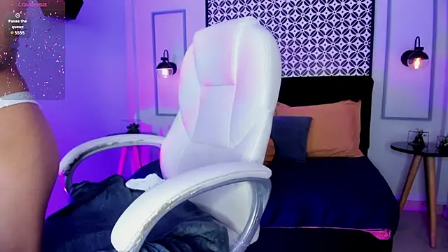 Chloe fischer  online show from December 18, 2024, 2:06 pm