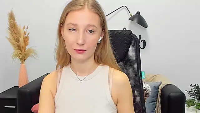 LolaWilsons online show from March 18, 2025, 9:20 am