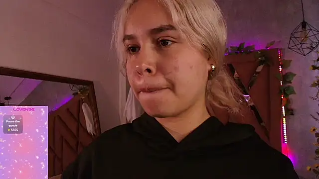 Haelycute online show from October 29, 2025, 11:34 am