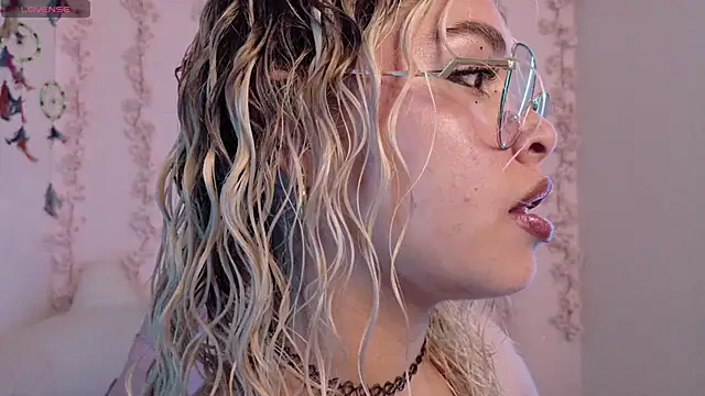 Haelycute online show from April 19, 2026, 8:33 pm