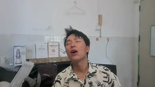 xhqds online show from June 3, 2026, 11:21 pm