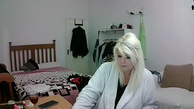 Miahotmilf online show from April 26, 2026, 5:43 pm