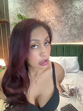 MonicaMoret online show from May 28, 2026, 12:35 pm