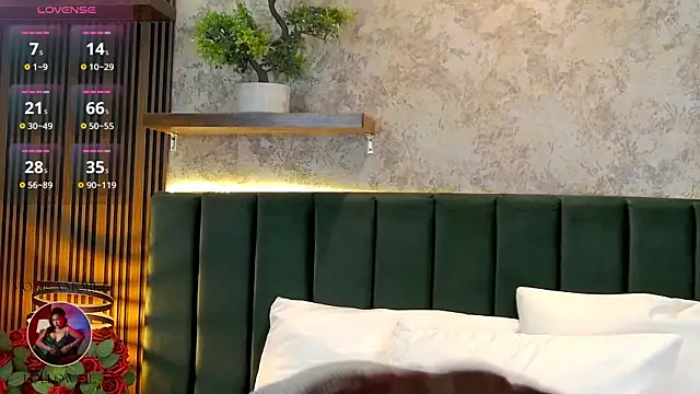 MonicaMoret online show from July 16, 2026, 12:33 pm