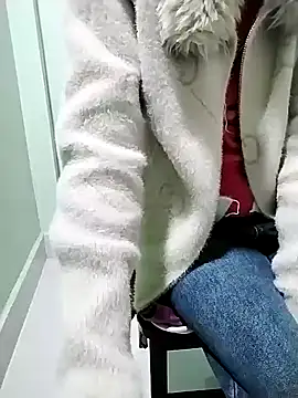 Luxcute286 online show from February 18, 2025, 7:43 am