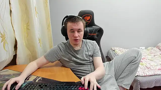 iliaskrislove online show from November 24, 2025, 2:28 pm