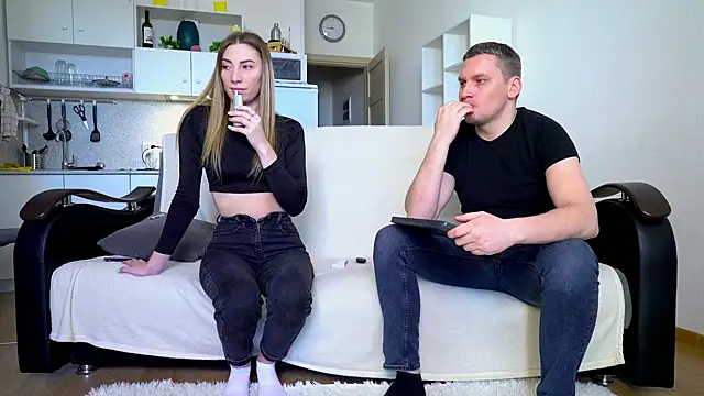 littlesweettifany online show from March 7, 2025, 12:23 pm