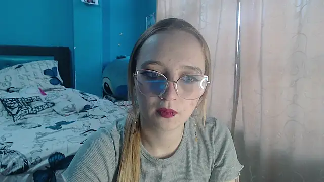 Liaroberts1 online show from February 18, 2025, 11:44 am