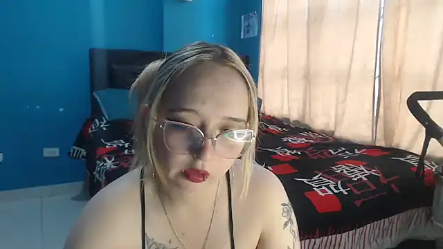 Liaroberts1 online show from September 18, 2025, 11:56 am