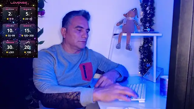 Snapshot of golden_punisher chatting on December 5, 2024, 5:15 am golden punisher online show from December 5, 2024, 5:15 am