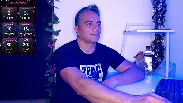 Snapshot of golden_punisher chatting on December 8, 2024, 5:50 am golden punisher online show from December 8, 2024, 5:50 am