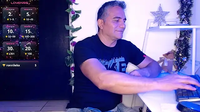 Snapshot of golden_punisher chatting on December 17, 2024, 5:07 am golden punisher online show from December 17, 2024, 5:07 am