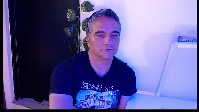 Snapshot of golden_punisher chatting on February 5, 2025, 8:43 am golden punisher online show from February 5, 2025, 8:43 am