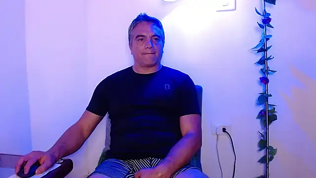 Snapshot of golden_punisher chatting on February 24, 2025, 7:33 am golden punisher online show from February 24, 2025, 7:33 am