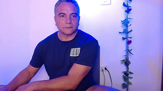 Snapshot of golden_punisher chatting on March 4, 2025, 3:55 am golden punisher online show from March 4, 2025, 3:55 am