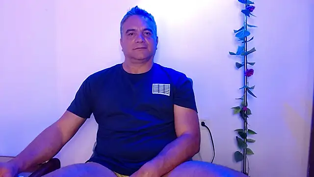 Snapshot of golden_punisher chatting on March 4, 2025, 6:58 am golden punisher online show from March 4, 2025, 6:58 am