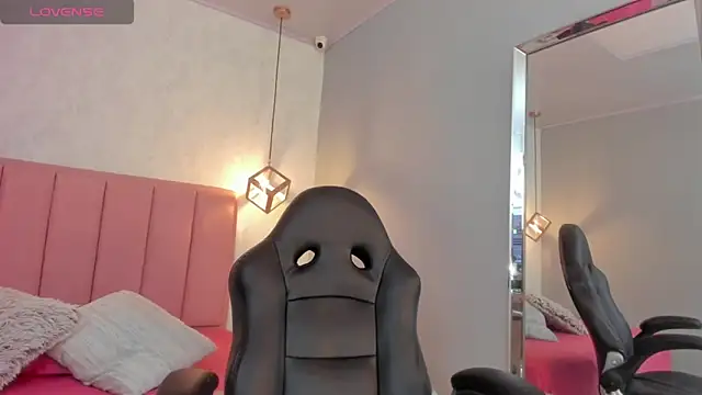 SUNNYCYRUS online show from September 19, 2025, 12:28 pm