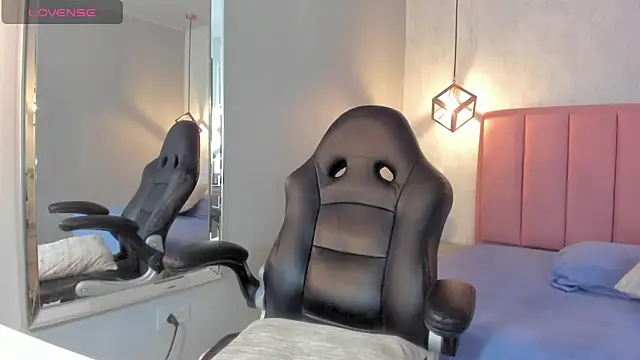 SUNNYCYRUS online show from October 20, 2025, 12:27 pm