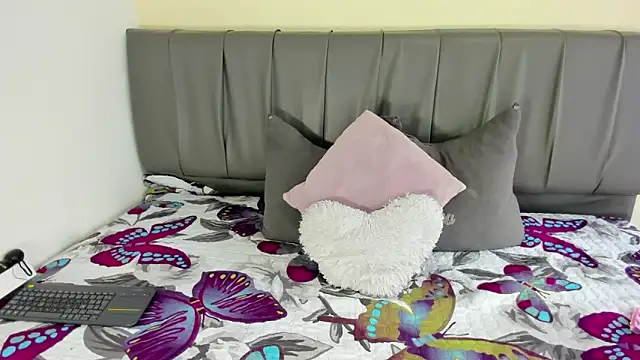 Cherllynn online show from December 3, 2025, 2:04 pm