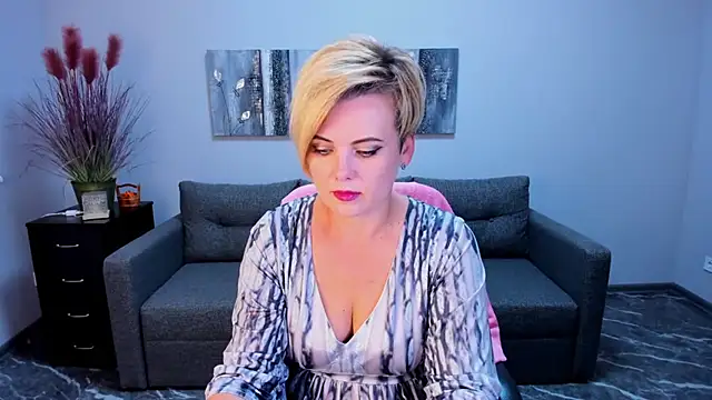 Julia Wilsone online show from September 13, 2025, 11:32 am