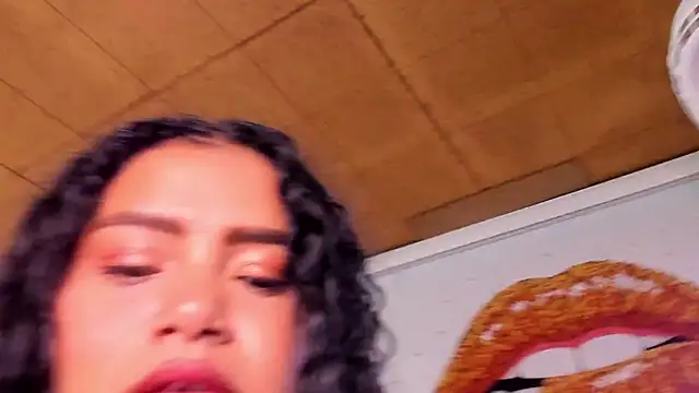 Snapshot of loly_marce chatting on January 24, 2025, 10:19 pm loly marce online show from January 24, 2025, 10:19 pm