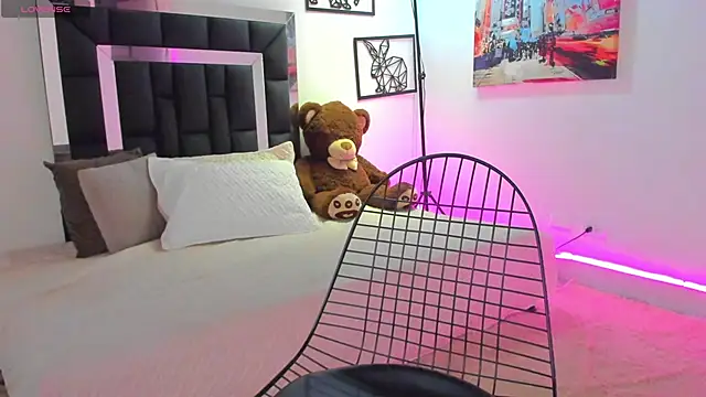 emma-hiill online show from December 20, 2024, 2:05 pm